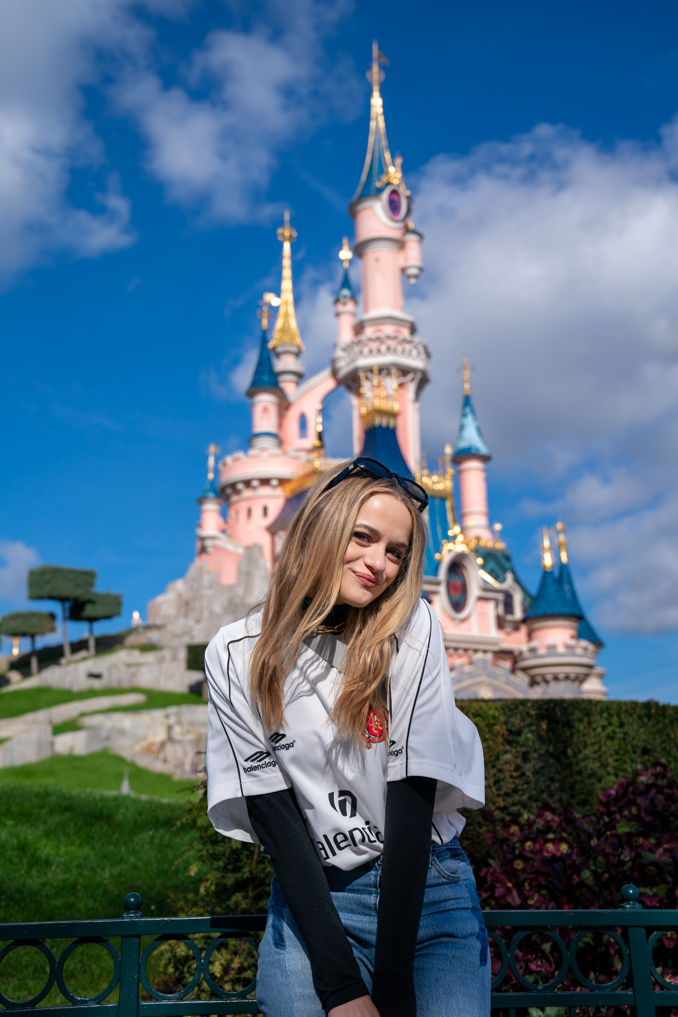 Actrice Joey King bezoekt Disneyland Paris
