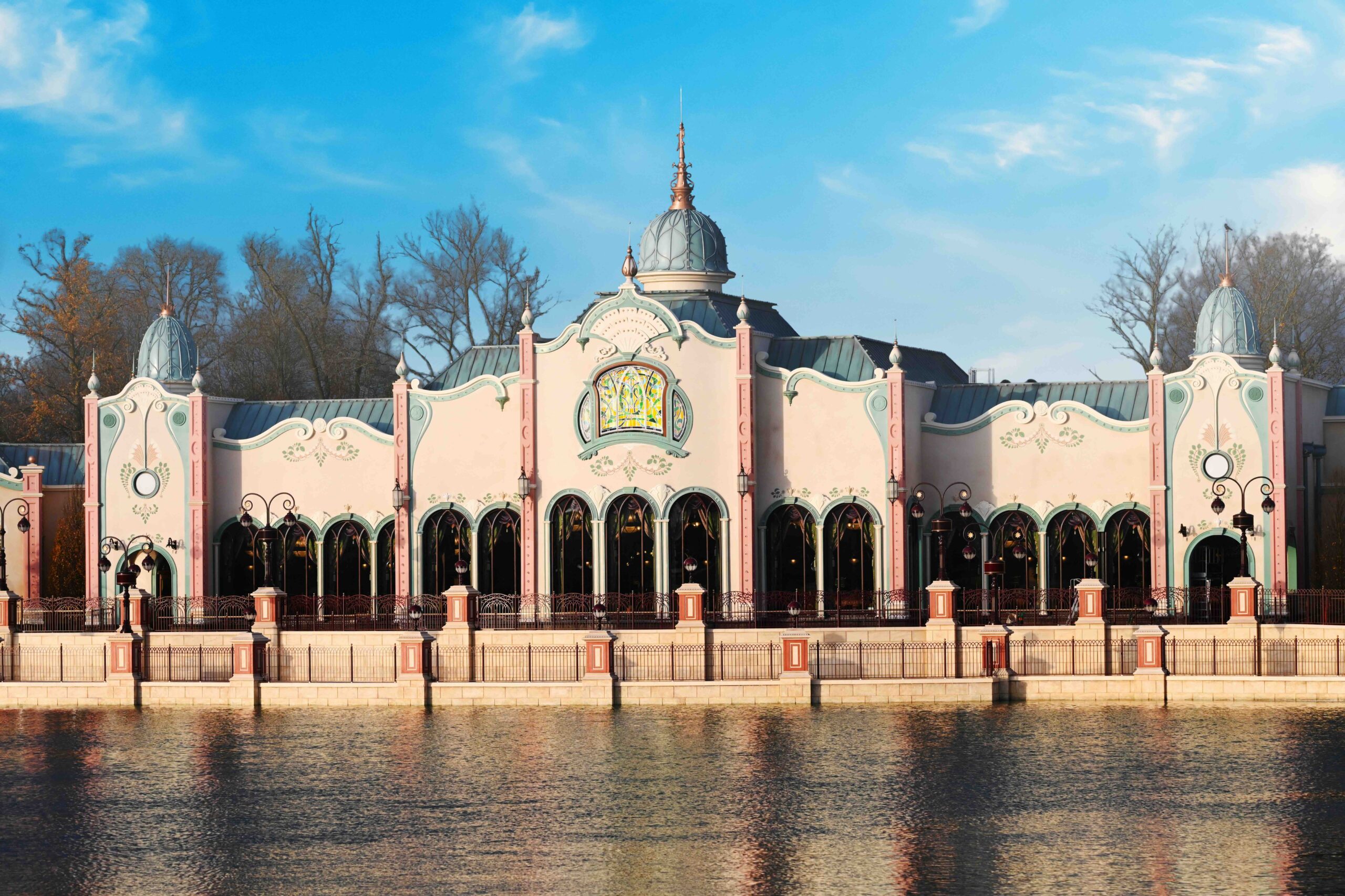 Art Nouveau: de poëtische rode draad in Disney Adventure World