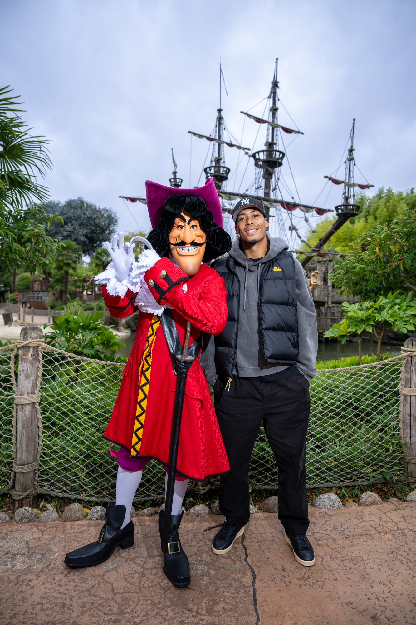 Twee captains in Disneyland Paris: Virgil van Dijk ontmoet Kapitein Haak