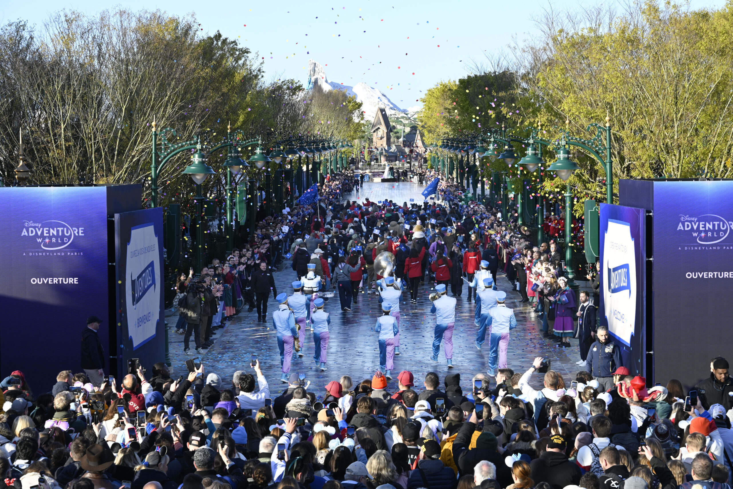 Vanmorgen verwelkomde Disney Adventure World, het vernieuwde tweede park van Disneyland® Paris, officieel zijn eerste gasten om World of Frozen en vele andere nieuwe ervaringen te ontdekken